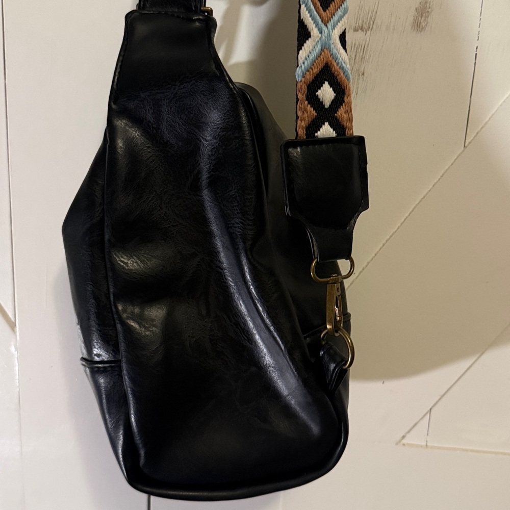 Cross body bag with vibrant native strap - Picture 5 of 15
